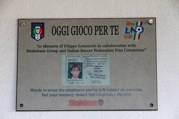 La targa dedicata a Filippo sull'edificio a Domdomà